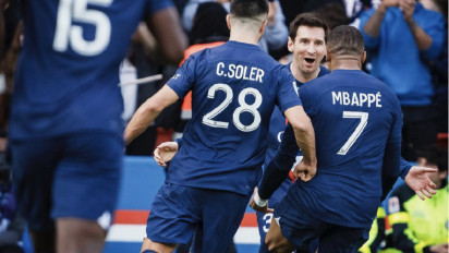 Foto-Foto Bukti Mbappe ‘Nempel’ Messi Terus Padahal Mau Bersaing di The Best FIFA, Pertanda Apa?