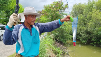 Unik, Kakek di Gresik Ini Mancing Pakai Botol Bekas Berisi Tepung, Hasil Ikannya Diluar Dugaan