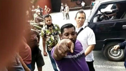 Pra-rekonstruksi Kasus Penganiayaan Warga oleh Anggota DPRD Kota Medan Ricuh, Diduga Dihalangi Preman Bayaran