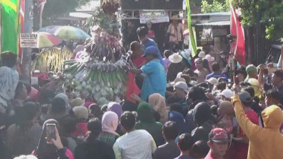 Sedekah Bumi di Sidoarjo Ricuh, Warga Berebut Tumpeng Hasil Bumi
