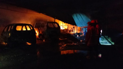Bengkel di Denpasar Terbakar, 8 Mobil Ludes Dilalap Api