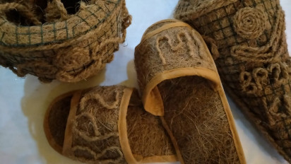 Tak Tersentuh Pemkab, Kerajinan Vas Bunga dan Sandal dari Serabut Kelapa di Pamekasan Tembus Pasar Internasional