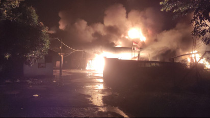 Kebakaran Hebat Melanda Sebuah Pabrik Pembuatan Kasur di Kabupaten Cirebon Jawa Barat