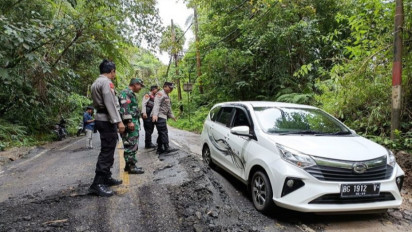 Lalu lintas di Ruas Liwa-Krui Kawasan Taman Nasional Bukit Barisan Selatan Terhambat Akibat Pergerakan Tanah