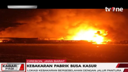 Kebakaran Hebat Pabrik Kasur di Cirebon Belum Padam, Petugas Masih Berupaya Padamkan Titik Api yang Membesar