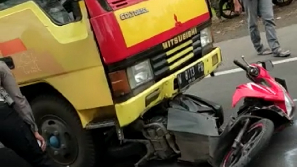 Terjatuh dari Motor, Seorang Remaja di Probolinggo Tewas Terlindas Truk Boks
            - galeri foto