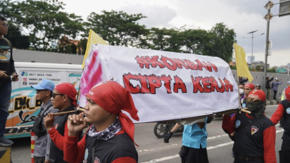 Keranda Mayat Berterbangan di DPR, Buruh Minta Keadilan dengan Tolak Perppu Ciptaker