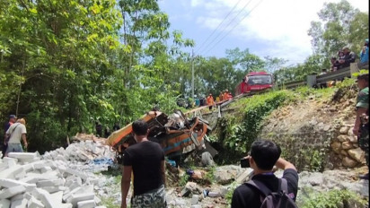 Truk Tronton Muatan Material Bangunan Terjun ke Jurang di Pacitan, Pengemudi Tewas