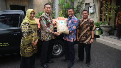 Petani yang Terdampak Banjir dapat Bantuan 1 Ton Bibit Padi dari Pemkab Lamongan