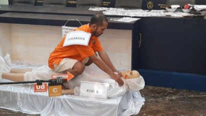 Tampang Ecky Listiyanto Pelaku Pembunuhan Disertai Mutilasi saat Peragakan Aksi Pembunuhannya