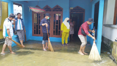 Elemen Buruh di Gresik Menggelar Kegiatan Sosial Bersih-bersih Lumpur di Rumah Warga di Kecamatan Cerme Usai Banjir Surut