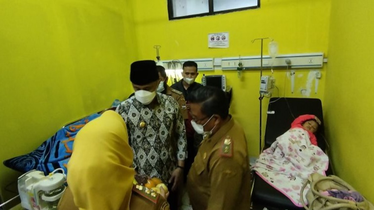 Satu Lansia Meninggal Dunia Akibat Keracunan Massal di Lembang
            - galeri foto