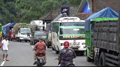 Ratusan Kendaraan Tertahan di Jalur Provinsi Malang Kediri Selama 15 Jam, Ternyata Ini Sebabnya