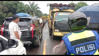 Jalur Sarolangun -Tembesi Macet Total, Ratusan Kendaraan Tak Dapat Bergerak