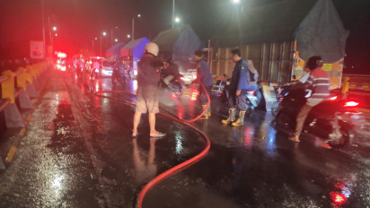 Sejumlah Pengendara Motor Jatuh di Jembatan Kali Porong, Sidoarjo, Akibat Ribuan Laron Bermunculan