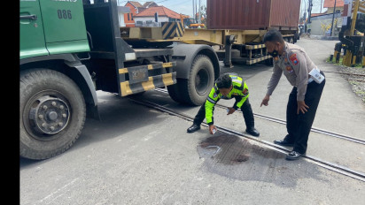 Terpeleset di Dekat Perlintasan Rel Kereta, Pengendara Sepeda Angin Tewas Terlindas Truk