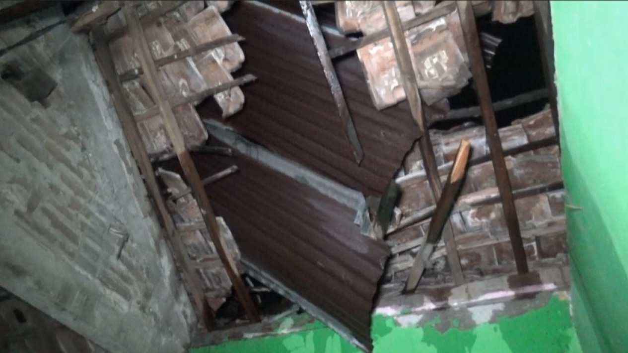 Hujan Disertai Angin Kencang Melanda Ngawi, Sejumlah Atap Rumah Warga Rusak
            - galeri foto