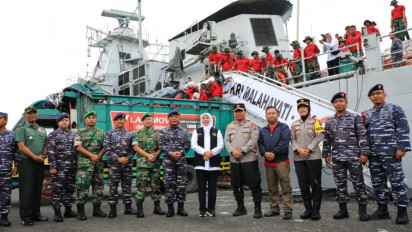 TNI Polri Kawal Distribusi Bantuan Pangan bagi Warga Masalembu hingga Depan Rumah Warga yang Membutuhkan