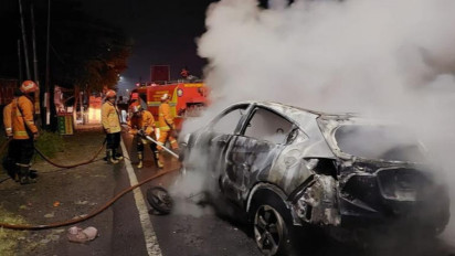 Tabrakan Frontal di Gresik, Sebuah Minibus dan Motor Matic Terbakar Hebat