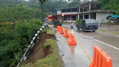 Diguyur Hujan Deras, Bahu Jalan di Jalur SSB dan Tebing Gunung Sentir Boyolali Longsor