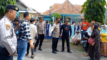 Warga Kepung Kantor Kecamatan Paiton di Probolinggo, Tuntut Pj Kades Dicopot, Ini Alasannya
