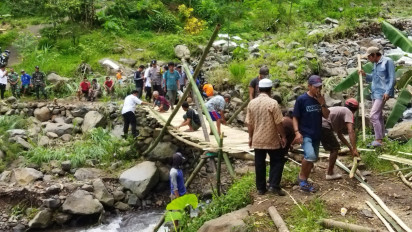 Ambrol Diterjang Banjir, TNI dan Warga di Probolinggo Bangun Dua Jembatan Darurat