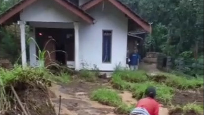 Longsor, Tutup Akses Jalan Menuju Wisata Rembangan Jember