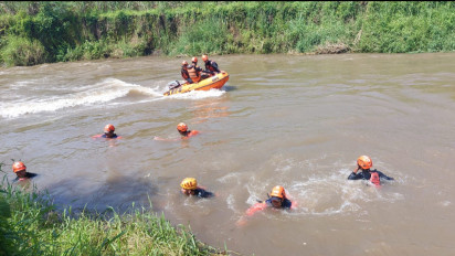 Belum Ditemukan, Pencarian Santri Hilang yang Terseret Arus Sungai Bondoyudo di Lumajang Diperluas hingga 8 Kilometer