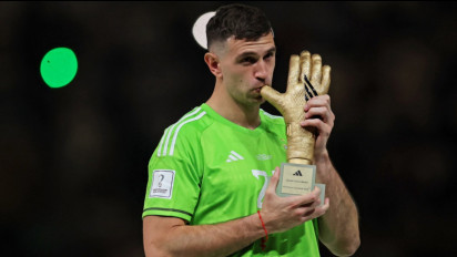 FIFA Pertimbangkan Aturan 'Anti-Emiliano Martinez' untuk Cegah Kiper Ganggu Penendang Penalti