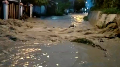 Tanggul Jebol, Banjir Bandang Terjang Pemukiman Mangkang Kulon Semarang