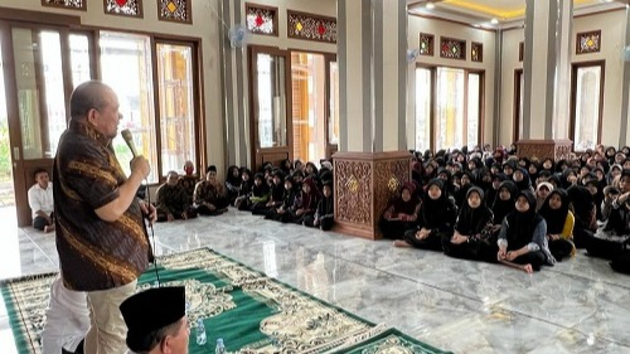 Kunjungi Pesantren Al Fatimah, LaNyalla Tegaskan Ulama Harus Ikut Tentukan Arah Perjalanan Bangsa
            - galeri foto
