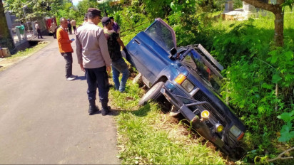 Gara-Gara Mengantuk, Mobil Masuk Selokan di Purbalingga