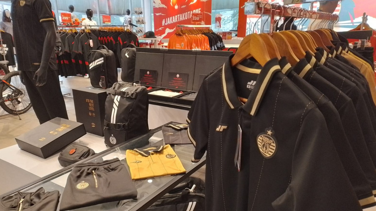 Setiap Musim, Persija Jakarta Rilis Jersey Spesial Ulang Tahun, Bisa Didapatkan di Official Store Persija Jakarta
            - galeri foto