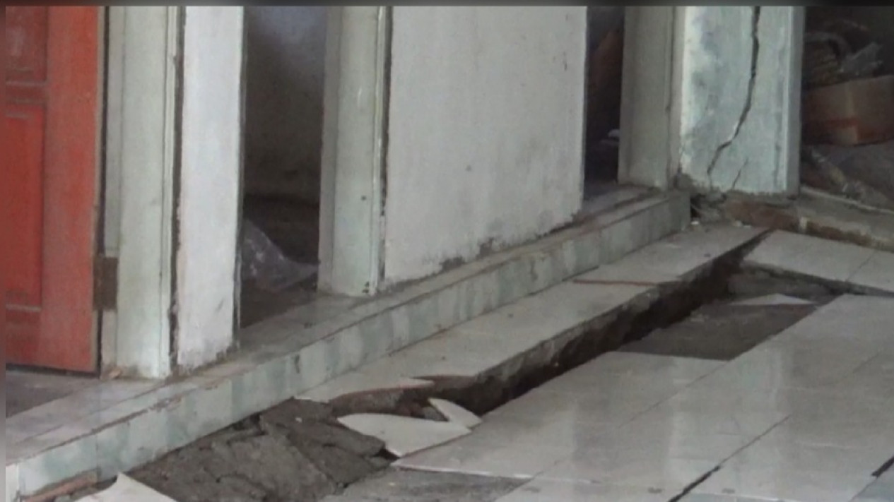 Tanah Gerak di Malang, Belasan Rumah Rusak, Dinding Retak hingga Lantai Ambles
            - galeri foto