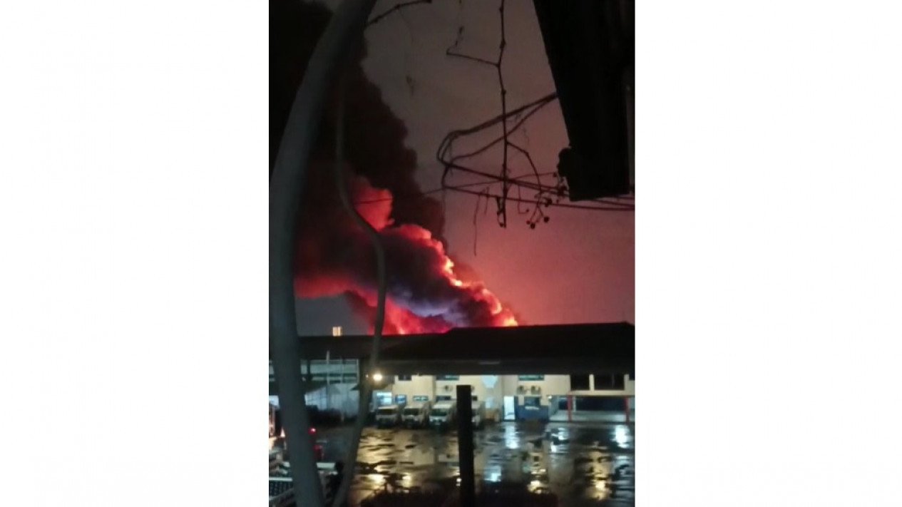 BREAKING NEWS: Pipa Bensin Pertamina Plumpang Jakarta Utara Meledak, Kobaran Api Membumbung Tinggi
            - galeri foto