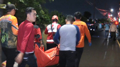 BREAKING NEWS: Kebakaran Meluas, Petugas Membawa 2 Kantong Jenazah