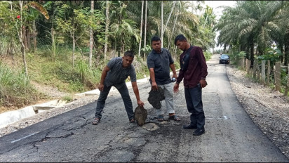 Seorang Anggota Dewan Aceh Timur Murka Melihat Pengaspalan Jalan Dikerjakan Asal