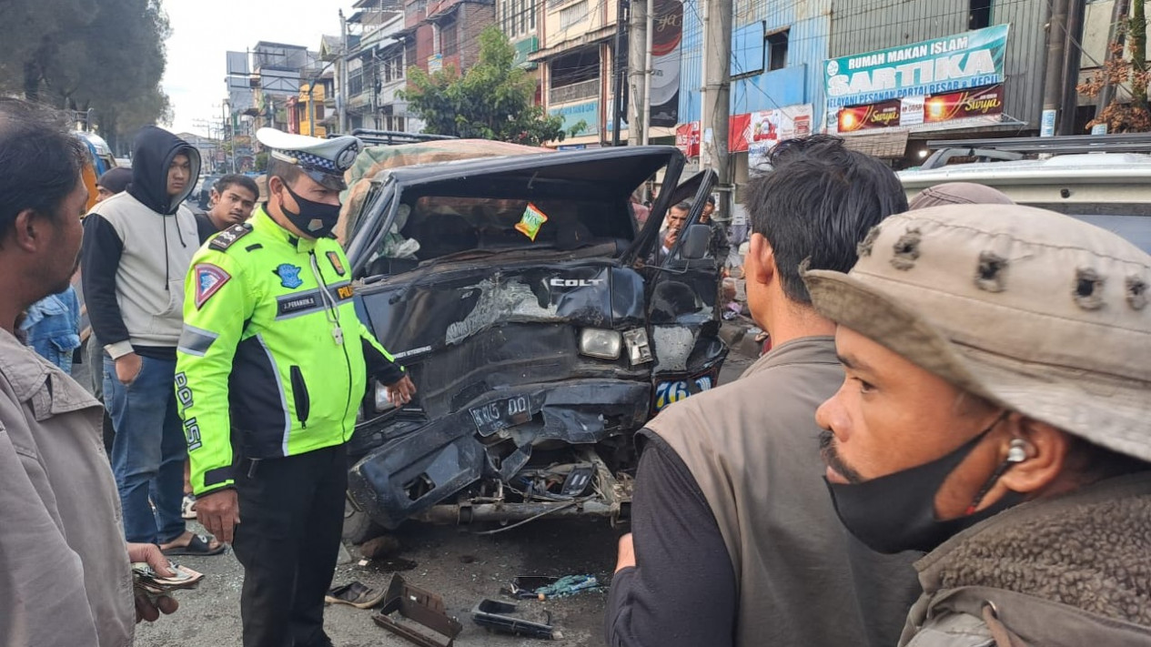 Melaju dengan Kecepatan Tinggi, Pikap Ringsek Usai Tabrak 4 Mobil Parkir
            - galeri foto