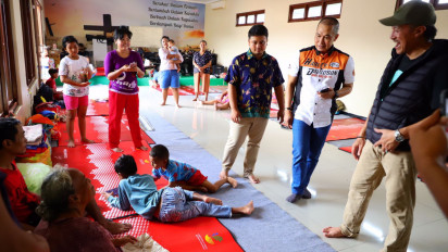 Tinjau Posko Pengungsian Korban Banjir, Bupati Kudus Pastikan Stok Logistik Aman