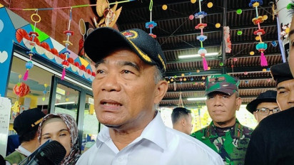 Tinjau Posko Pengungsian di Plumpang, Menko PMK Minta Masyarakat Jujur soal Bantuan