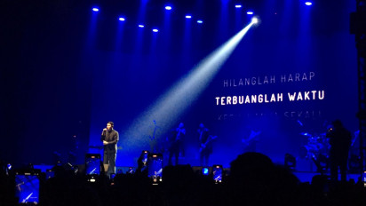 Tulus Dibuat Terharu oleh Teman Tulus di Akhir Konser Tur Manusia 2023