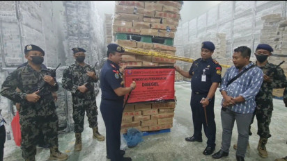 KKP Segel 100 Ton Ikan Salem Impor Asal China yang Disimpan Dalam Sebuah Gudang di Juwana Pati Jawa Tengah