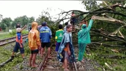 Hujan Lebat Disertai Puting Beliung di Madiun, Rusak Rumah Warga dan Ganggu Perjalanan Kereta Api