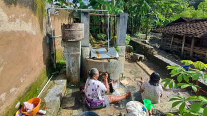 Heboh Warga di Wonogiri, Sebuah Sumur Semburkan Air Secara Alami Meluber Hingga Pemukiman