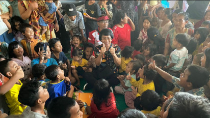 Kak Seto Sambangi Posko Pengungsian Korban Kebakaran Depo Pertamina Plumpang, Ajak Anak-anak Nyanyi Bersama