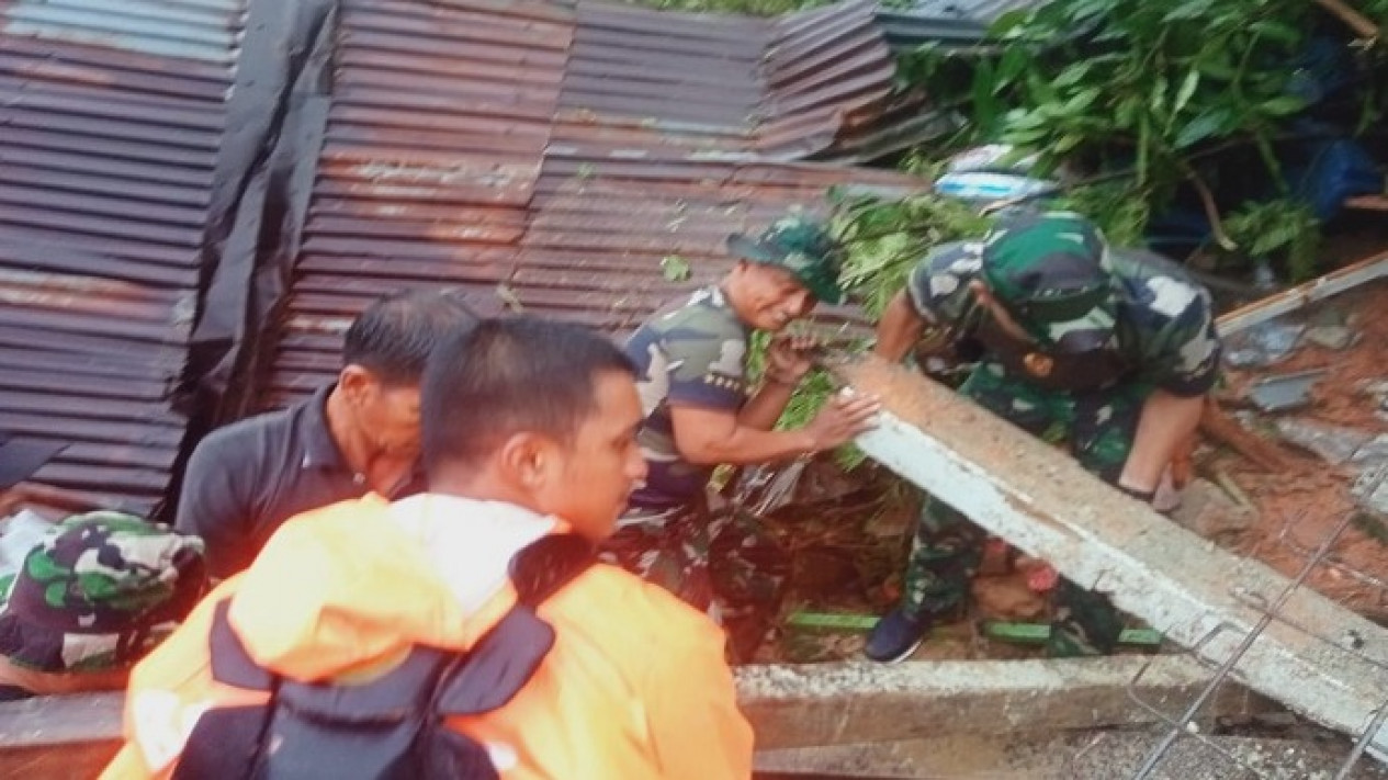 Memilukan, Evakuasi Korban Tanah Longsor Natuna Terkendala Akses Komunikasi
            - galeri foto