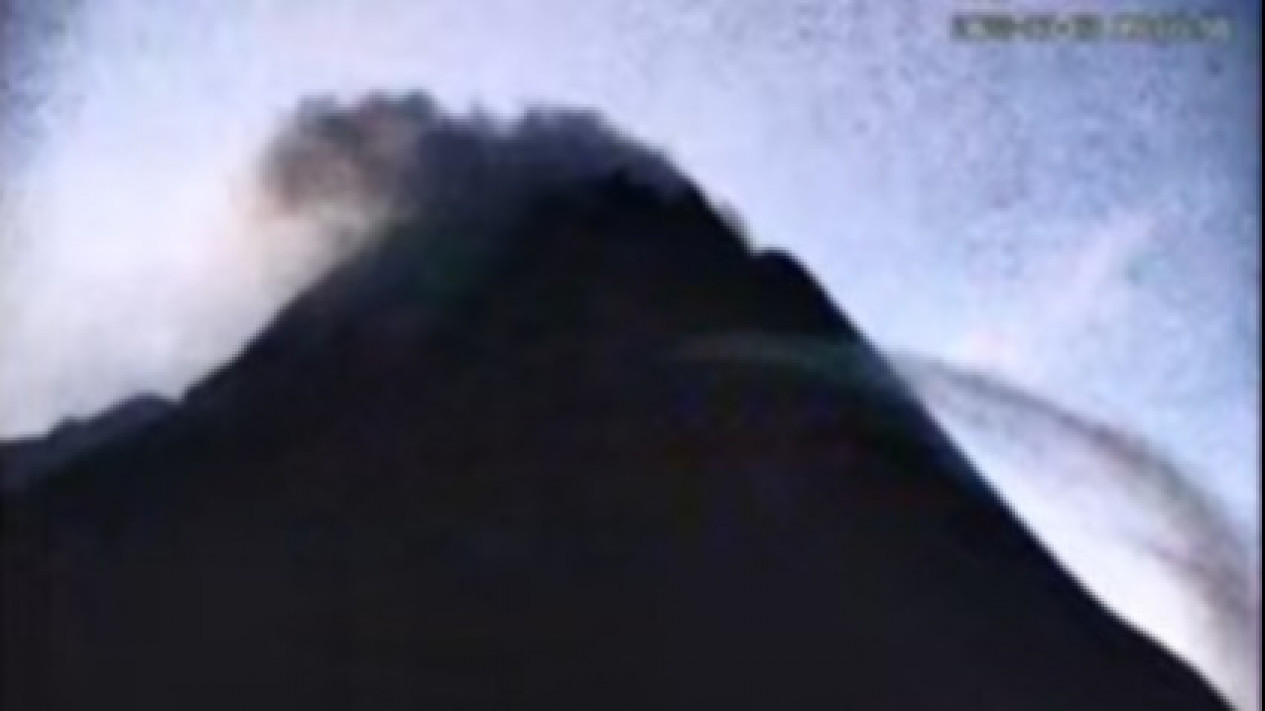 Gunung Merapi Kembali Luncurkan 3 Kali Guguran Lava Pijar Sejauh 1,5 Kilometer
            - galeri foto