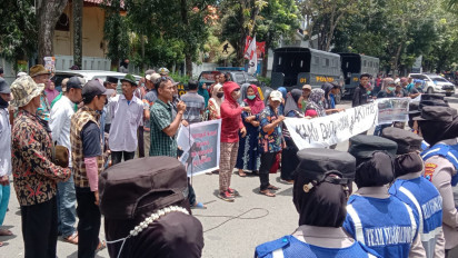 Ratusan Warga Gruduk Kejari Lamongan, Tuntut Dua Pelaku Pembunuhan Segera Disidangkan