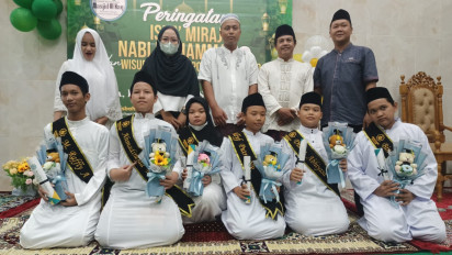 Jelang Bulan Suci Ramadhan, DKM Al Haq Surabaya Gelar Wisuda Santri dan Santriwati