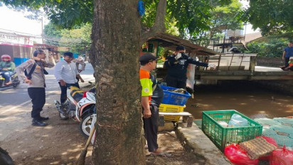 Pagi-pagi Warga Jagakarsa Dibuat Geger, Jasad Bayi Ditemukan di Tumpukan Sampah Aliran Kali Baru Barat